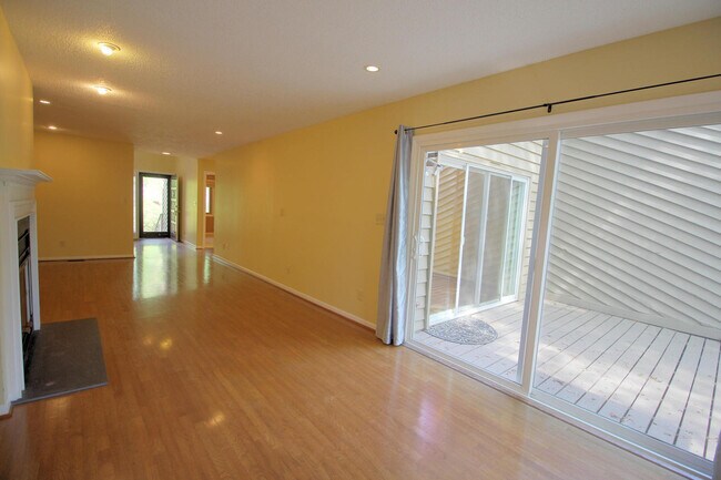 Foto del edificio - Spacious 3 Bedroom 3 Bath Townhome with Po...