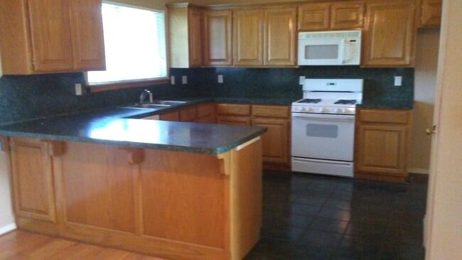 Building Photo - 4 Bed, 2 Bath, 2 car garage home, 1.5 miles from OU campus.