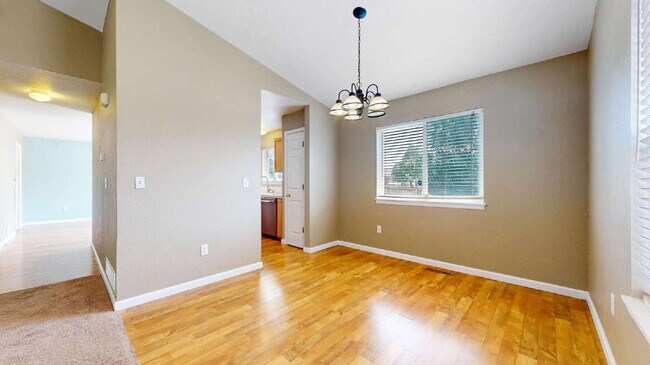 Foto del edificio - Spacious 3-Bed,2.5-Bath Home with Fenced Yard