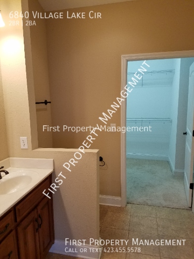 Building Photo - 6840 Village Lake Cir