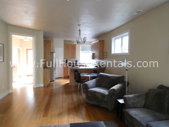 Building Photo - 3032 Hendricks Hill Dr