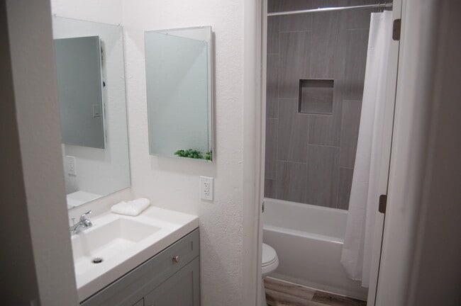 Building Photo - Los Vecinos Apartments