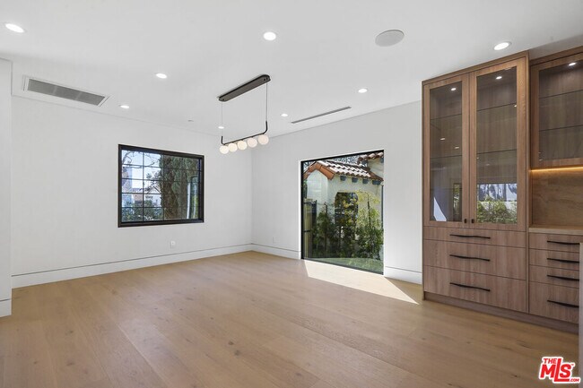 Foto del edificio - 1161 Stearns Dr