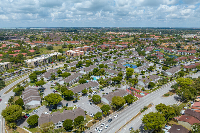 Building Photo - Antigua at Country Club of Miami