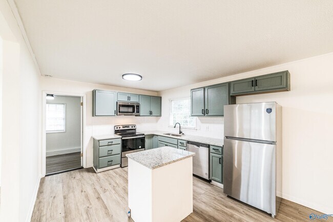 Building Photo - 307 Meadowbrook Dr SE