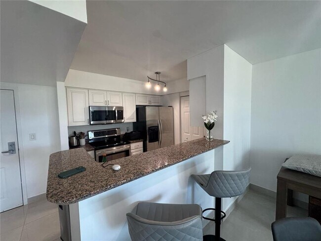Building Photo - 1155 Brickell Bay Dr