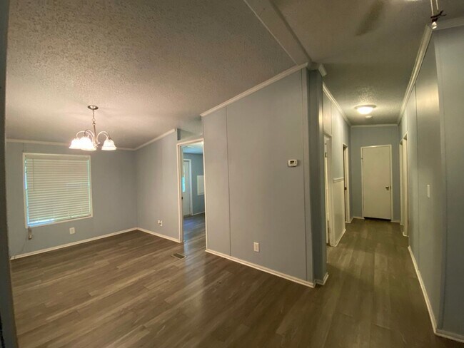 Building Photo - AVAILABLE SEPTEMBER (PET FRIENDLY)