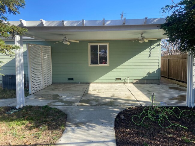 Building Photo - 3bedroom /2 bathroom home available for 29...