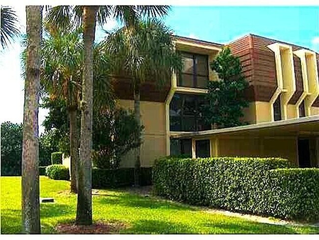 Building Photo - 5250 Woodland Lakes Dr