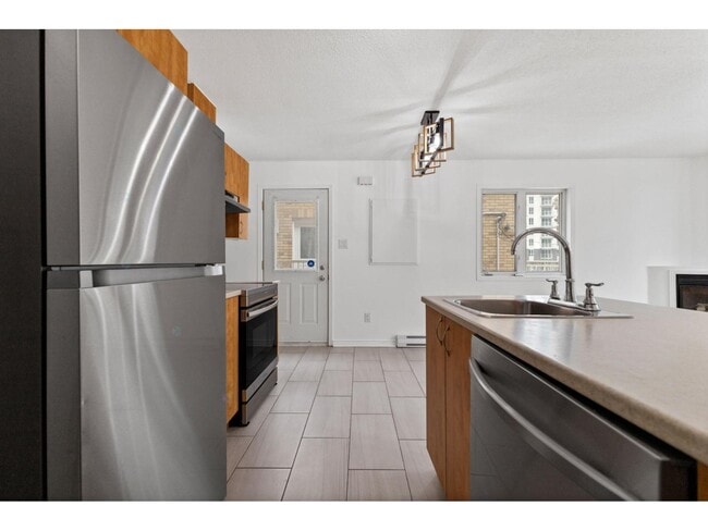 Building Photo - 325 Rue Champlain
