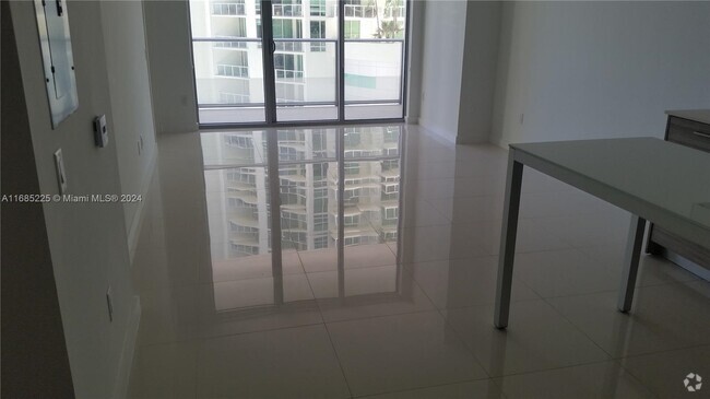 Building Photo - 1300 Brickell Bay Dr