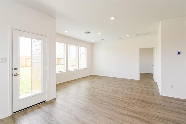 Foto del edificio - 707 Willow Harbor Ln