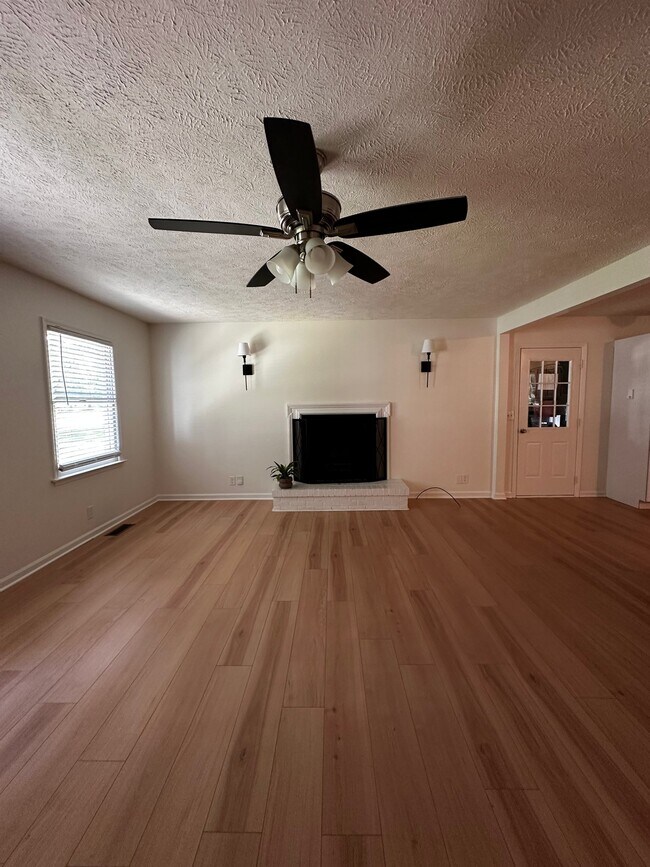 Foto del edificio - 132 Fox Ridge Dr