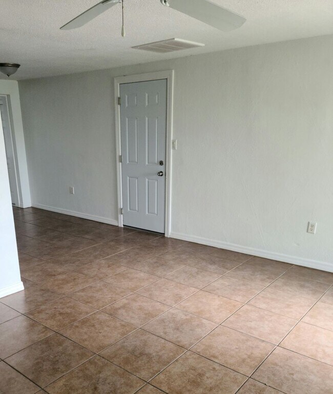 Building Photo - Cute 2 bedroom 1 bath fence house