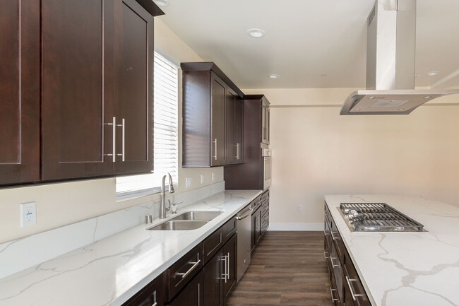 Building Photo - 13800 Cordary Ave