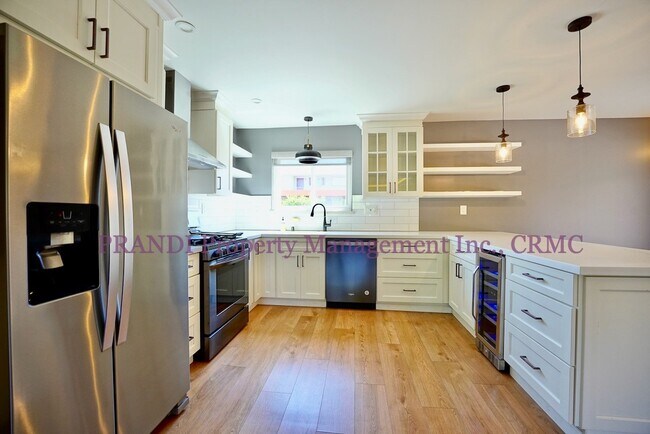 Building Photo - Gorgeous 2Br/2Ba Unit in a Triplex with Am...
