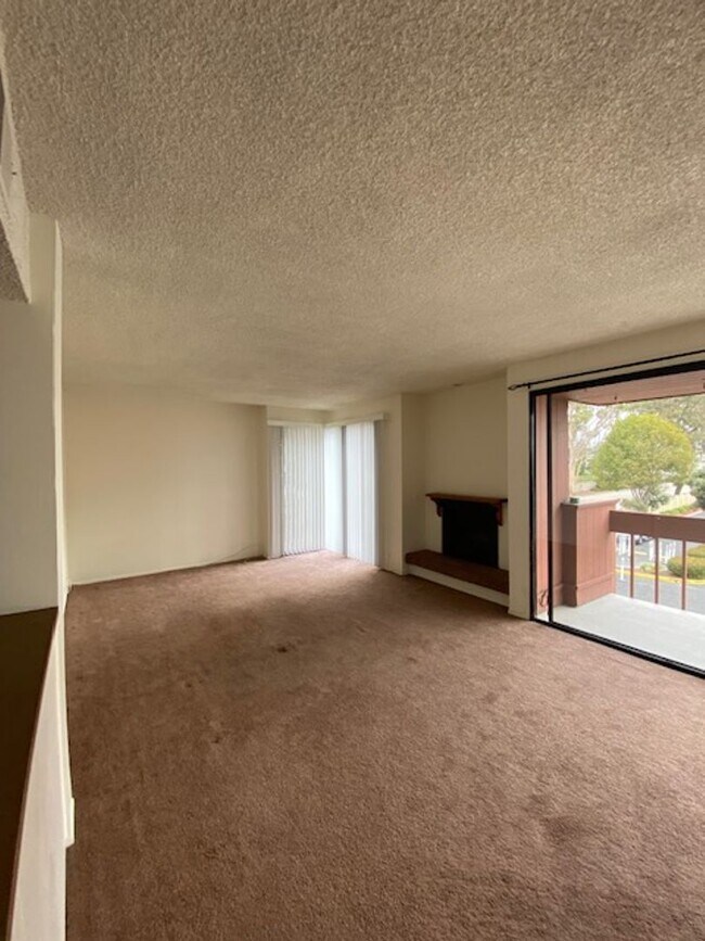 Building Photo - Ocean Front Living! 3 Bedroom Condo!!
