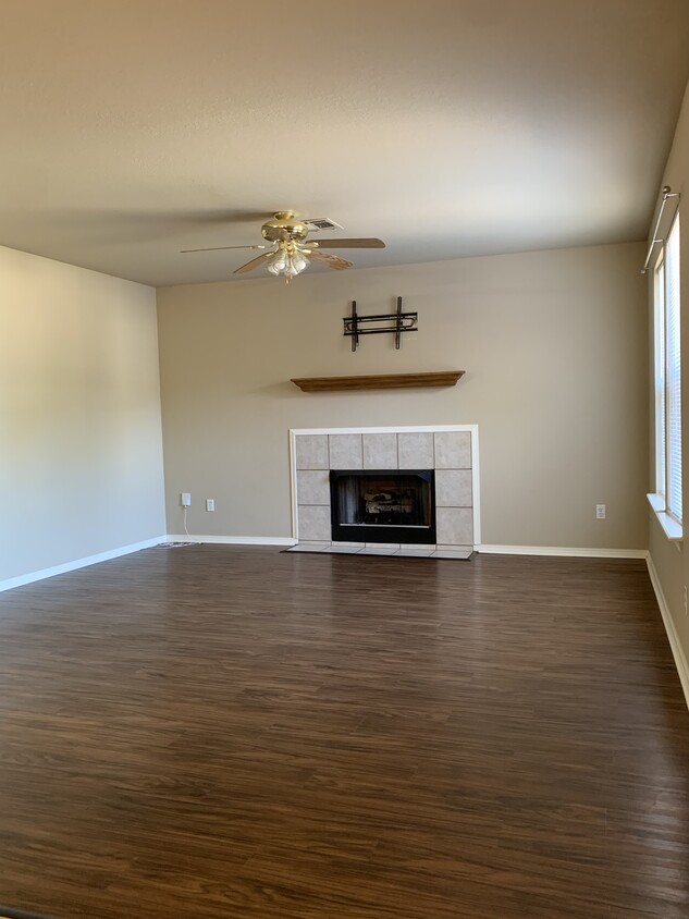 Living Room - 17608 E 78th St N