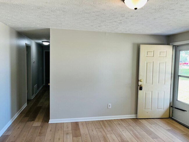 Foto del edificio - Wow! Check out this charming 4-bedroom, 1-...