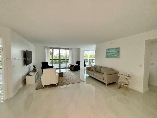 Foto del edificio - 3500 Mystic Pointe Dr