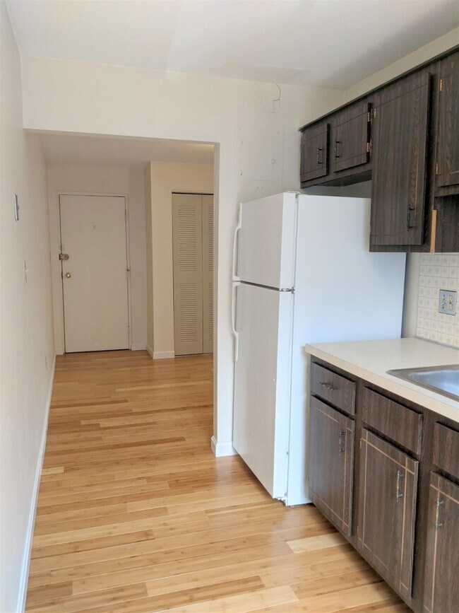 Building Photo - 12 Cameron Ave