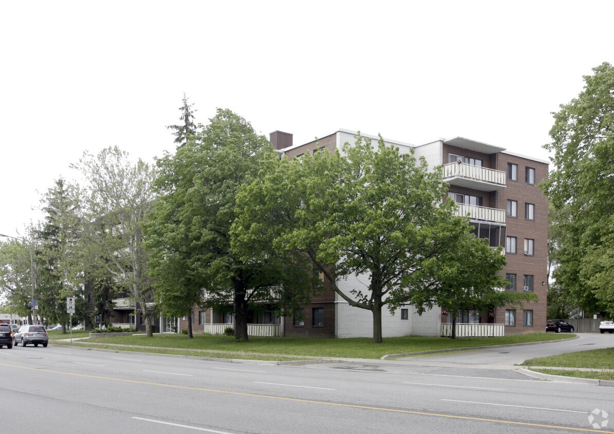 Building Photo - 306 The West Mall Residence