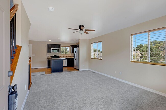 Foto del edificio - 3 Bedroom townhome NO deposit