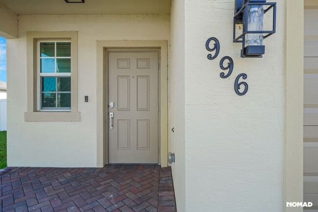 Building Photo - Spacious 5BR House in Fort Pierce, 5 minut...