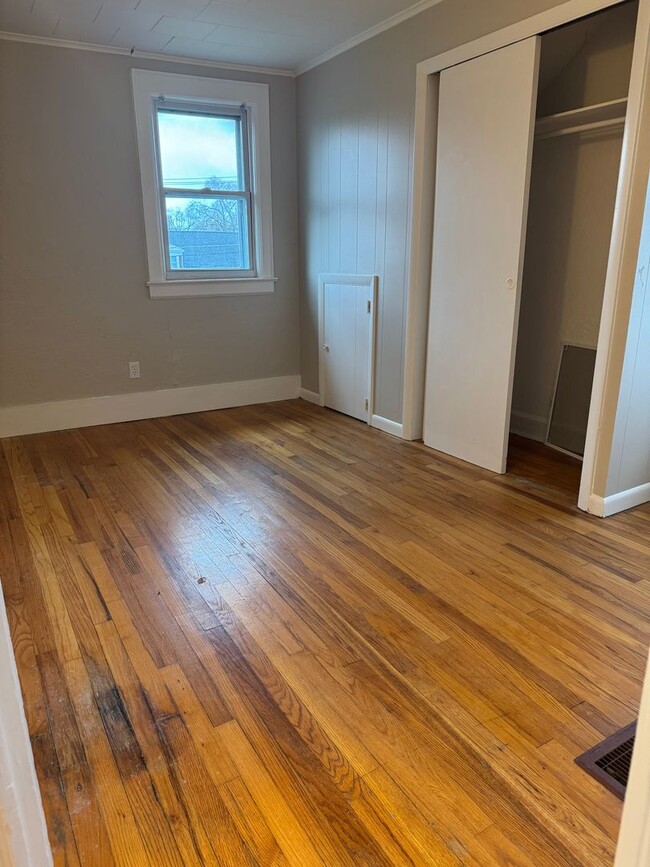 Building Photo - Newly Renovated Apartment in Liverpool!