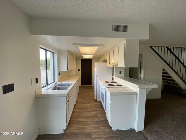 Foto del edificio - 4852 E Euclid Ave