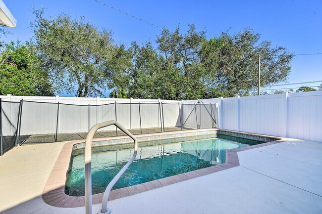 Building Photo - 896 S Venice Blvd