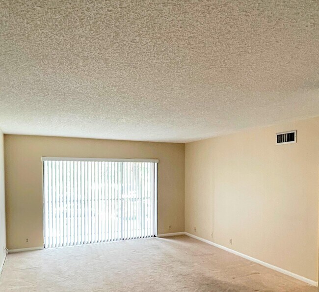 Building Photo - 811 Sky Pine Way