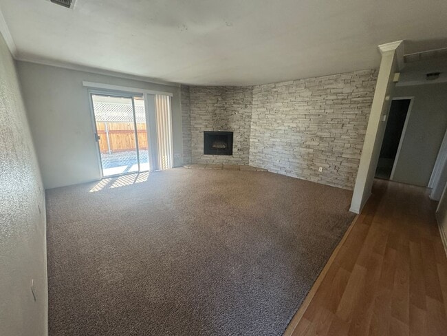 Building Photo - 3 Bedroom, 2 Bath, 2 car garage