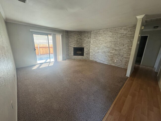 Foto del edificio - 3 Bedroom, 2 Bath, 2 car garage