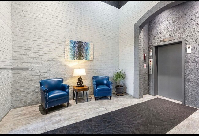 Foto del edificio - 450 Plum Creek Dr