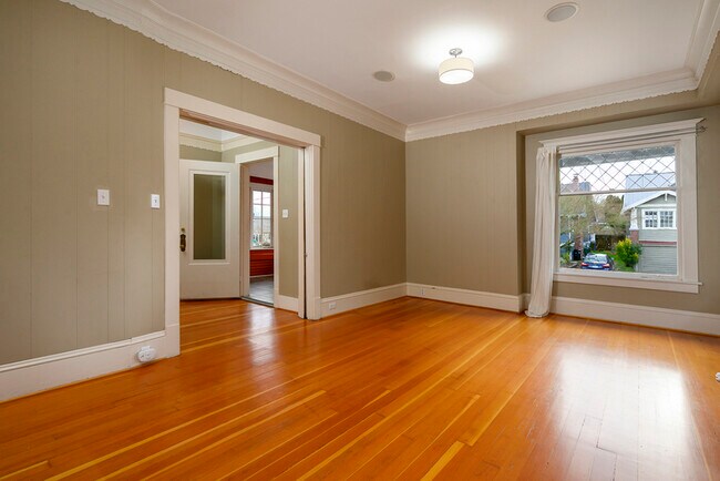 Building Photo - 418 N 61st St