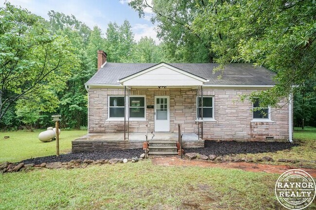 Building Photo - 2230 Cool Springs Rd
