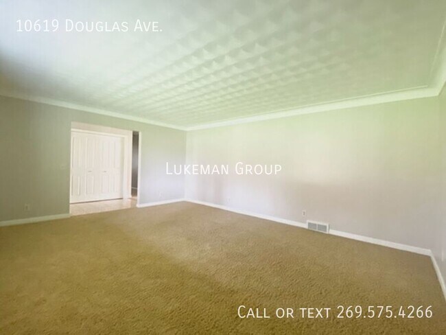 Foto del edificio - 10619 Douglas Ave