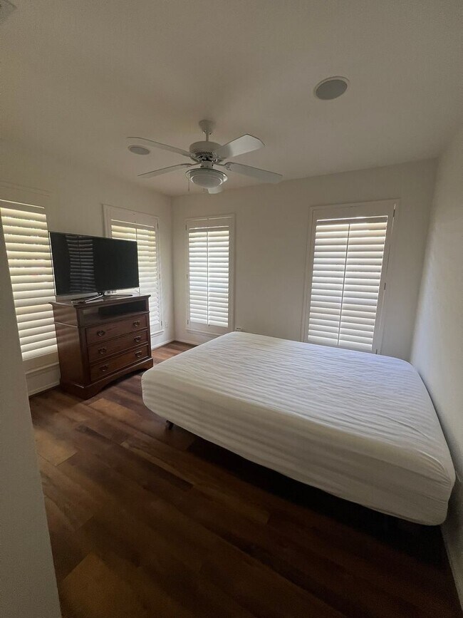 Foto del edificio - FULLY FURISHED MID TERM LEASE