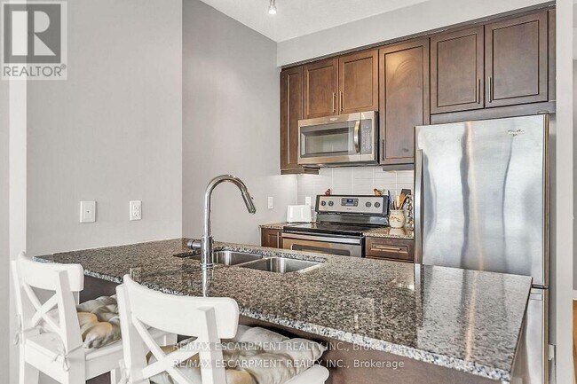 Building Photo - 3975-3975 Grand Park Dr