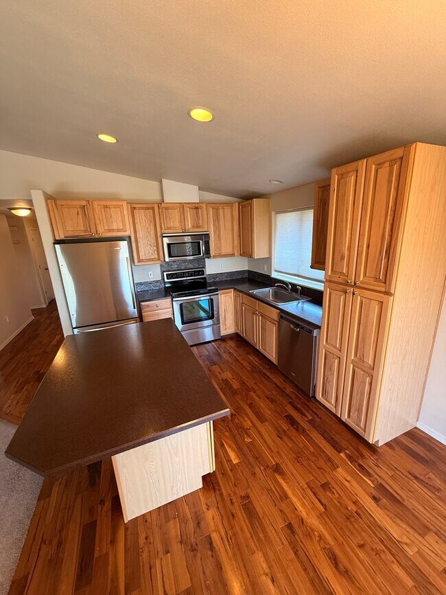 Building Photo - CHECK OUT THIS SPACIOUS, WELCOMING HOME IN THE MOUNTAIN VIEW DISTRICT!!!