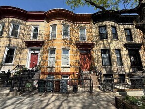 Building Photo - 145 Moffat St