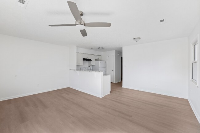 Foto del edificio - 1436 W 27th St