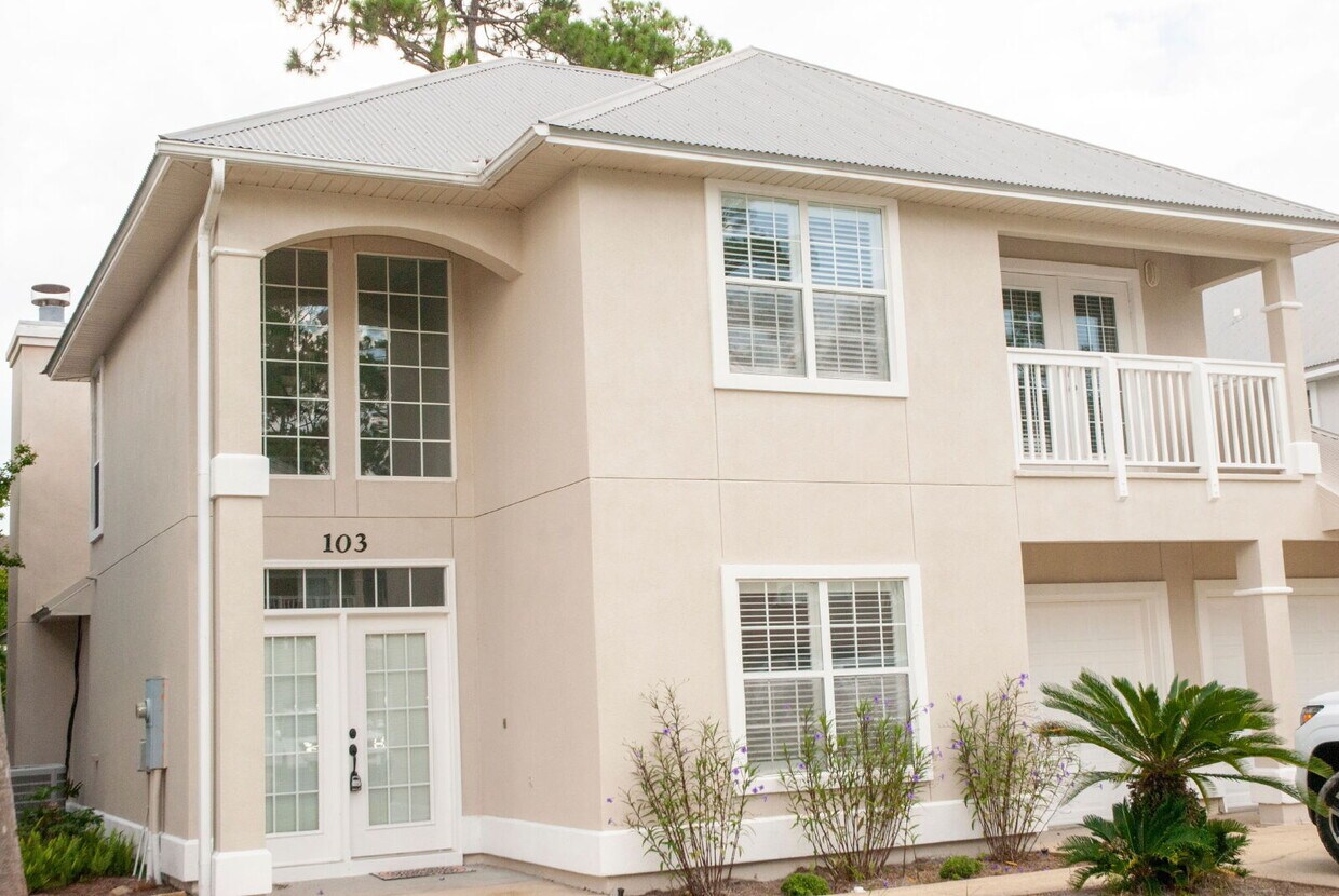 Primary Photo - Luxury 3 bedroom 3.5 bath home in GATED co...