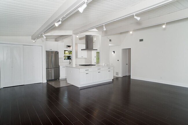 Foto del edificio - 10830 Paso Robles Ave