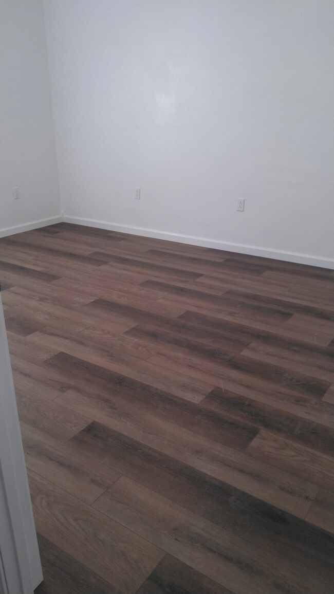 Building Photo - 513 Apple St