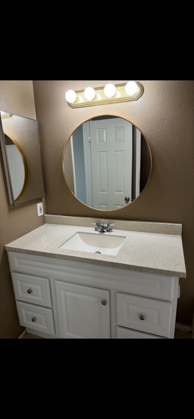 Building Photo - 28631 Calle del Lago