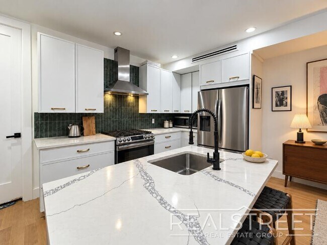 Foto del edificio - Spacious 3-Bedroom Duplex with Private Outdoor Space in Ocean Hill