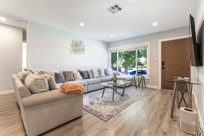 Foto del edificio - 18033 Duncan St