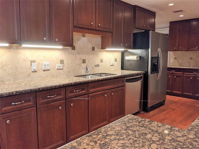 Foto del edificio - 4950 Woodway Dr